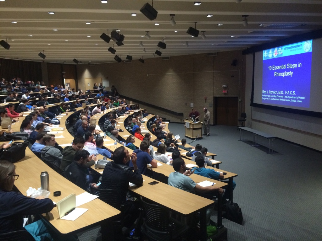 Auditório com palestras de atualizações em rinoplastia.