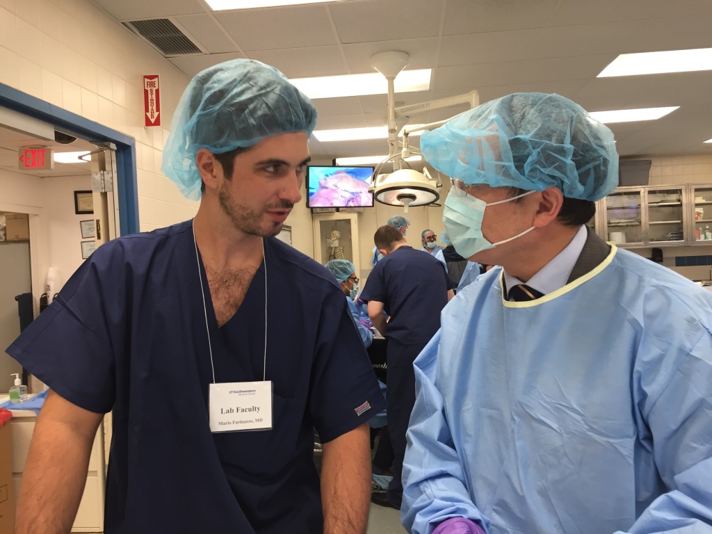 Dr. Mário Farinazzo orientando participante no laboratório de anatomia.