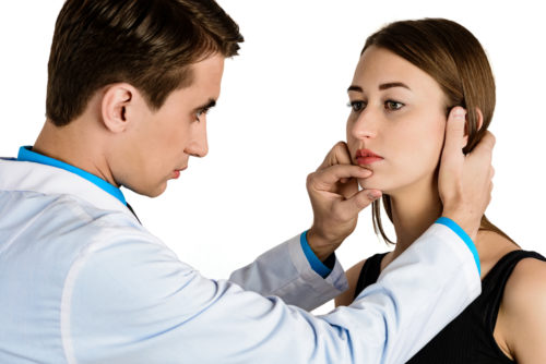 Paciente passa por avaliação médica para realização de mentoplastia