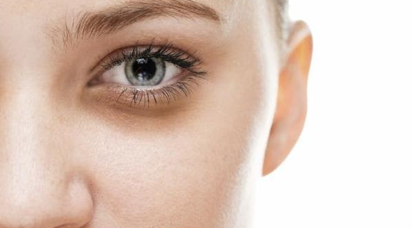 Blefaroplastia inferior auxilia no tratamento de bolsas de gordura e flacidez sob os olhos