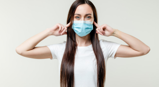 Uso de máscara causa orelha de abano? Saiba se a proteção piora o problema e veja como agir