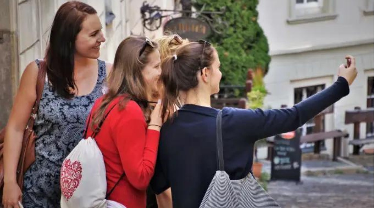 Por que jovens estão fazendo tanta cirurgia plástica?