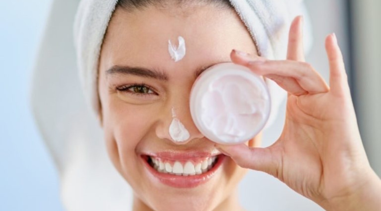 Especialistas explicam quando creme pró-idade deve começar a ser usado